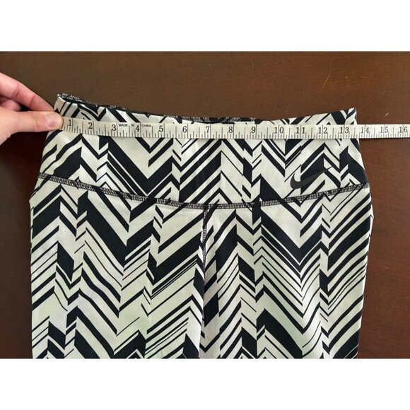 Nike Dri-Fit Black and White Zig Zag Printed Capri Leggings Size Medium - Picture 7 of 13